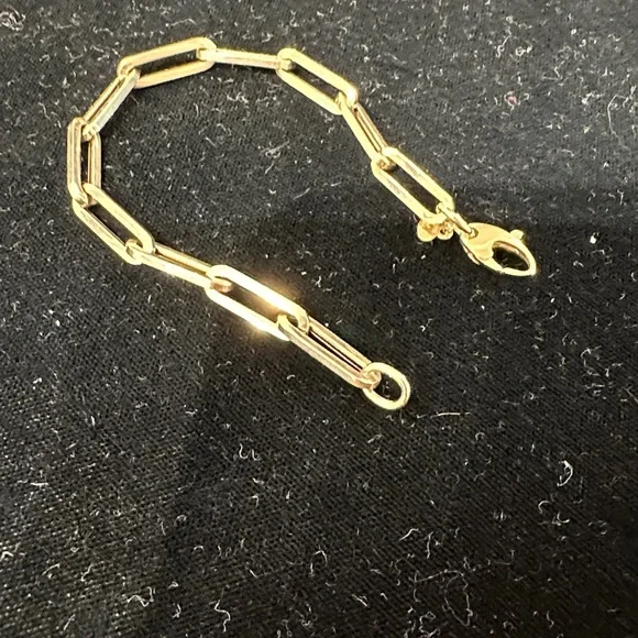 Elegant 14 kt Gold large link Bracelet 
Pair other bracelets or on its own. - Picture 2 of 7